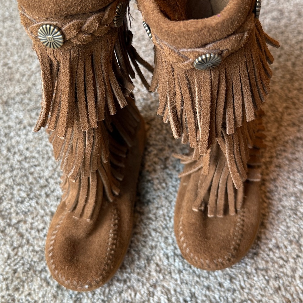 Minnetonka | Kids Tan Fringe Boots - Picture 10 of 11